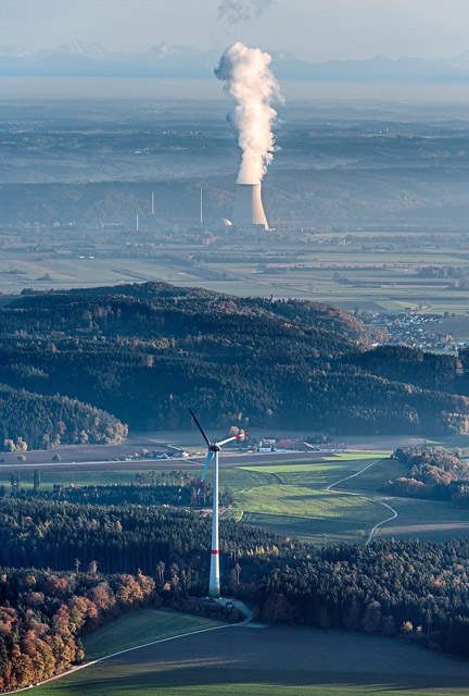 Grossansicht in neuem Fenster: Energiewende: Das neue Windkraftwerk der Stadtwerke Vilsbiburg bei Moosthann vor dem Atomkraftwerk Isar 2 in Ohu...