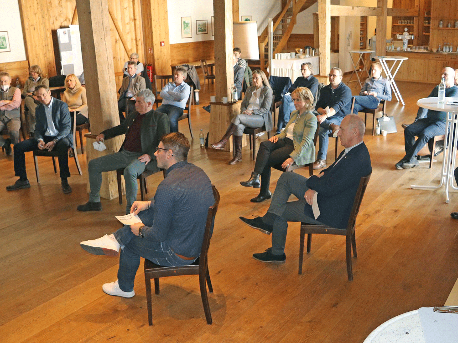 Die Bürgermeister*innen und Geschäftsleiter*innen mit Regionalmanager Georg Straßer beim ILE-Workshop.