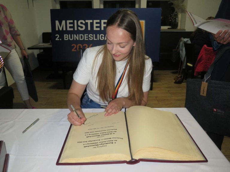 Jana Gärtner beim Eintrag in das Goldene Buch (Foto: Roland Regahl).